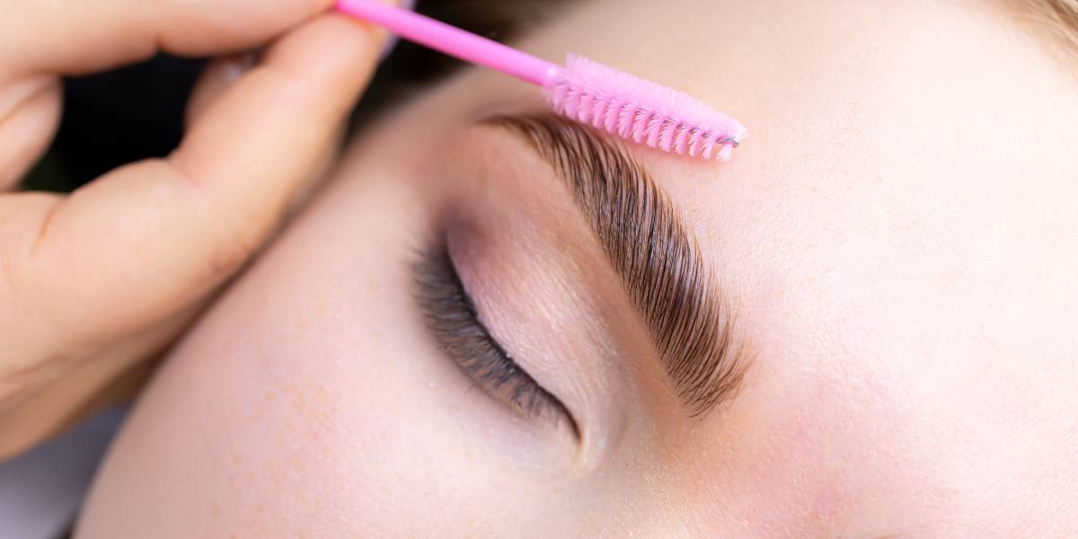 diseño de cejas con henna